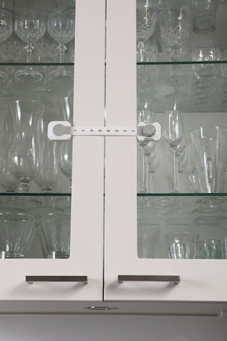 Dreambaby® Twist 'N Lock Multi­Purpose Latch 1Pk WHITE/GREY | دريم بيبي ® تويست 'ن قفل مزلاج متعدد الأغراض 1Pk الأبيض / غراي